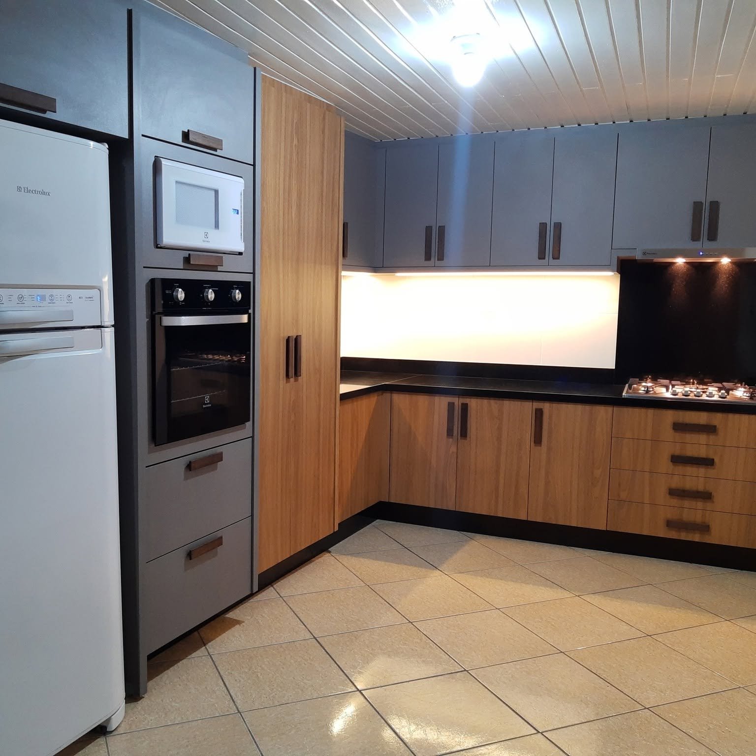 Cozinha planejada cinza e madeira