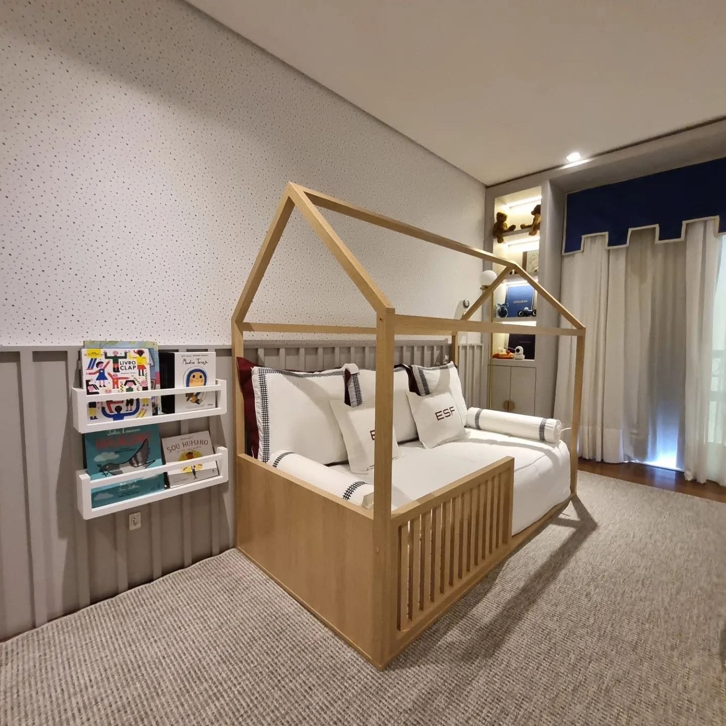 Quarto infantil com cama casinha e estantes iluminadas